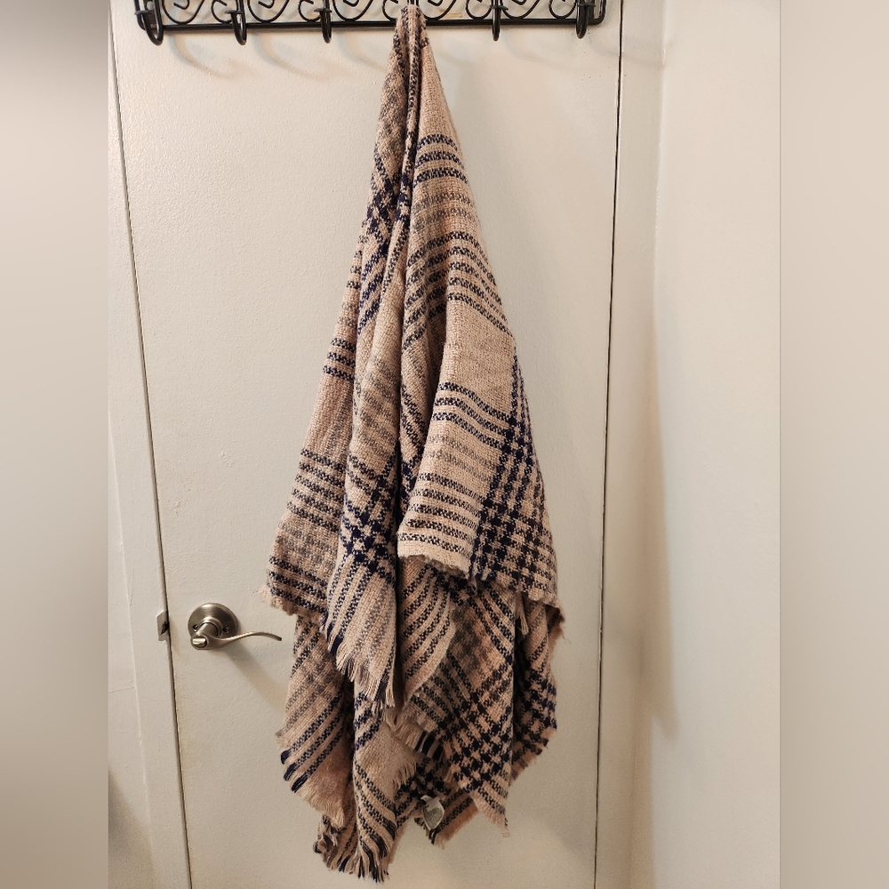 Uniqlo shawl/blanket scarf